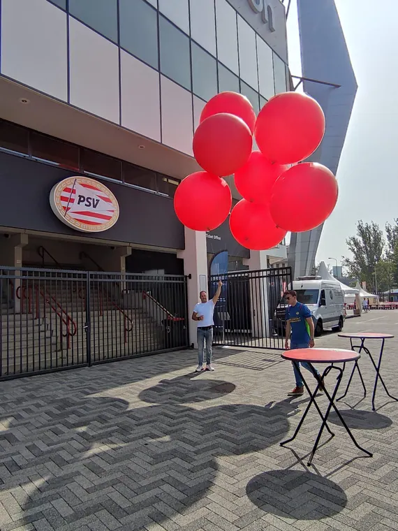 Rode heliumballonnen bij een evenement