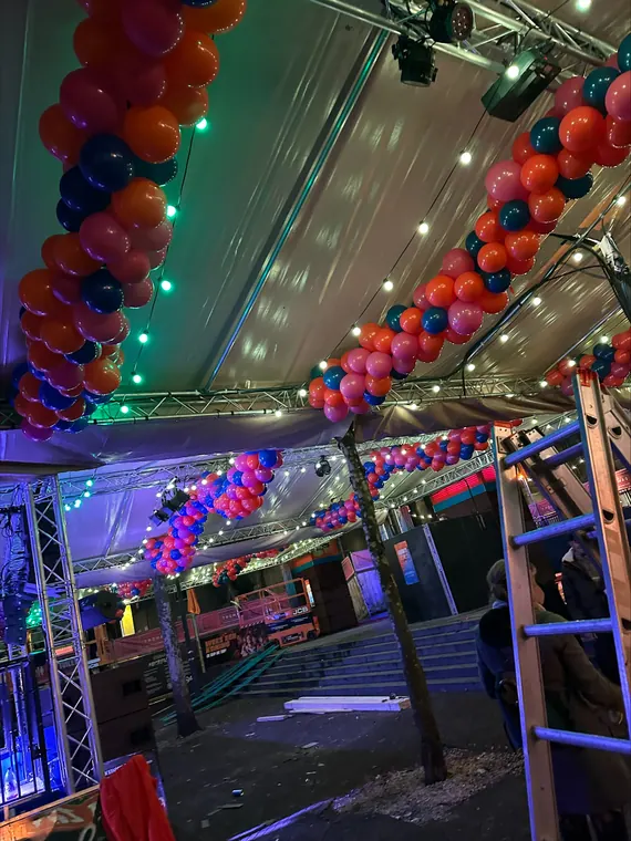 Ballonguirlandes onder het dak van een evenement