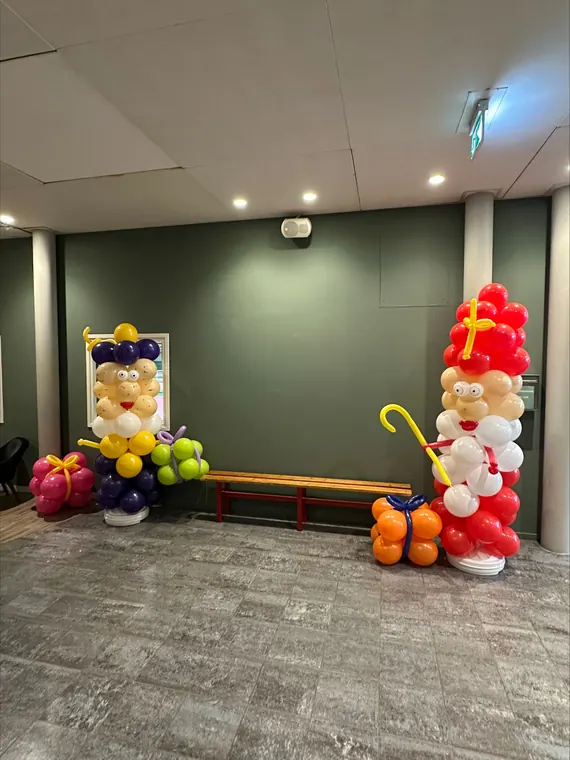 Ballonfiguren in een binnenruimte