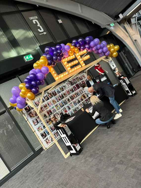 Ballondecoratie boven een evenemententerrein