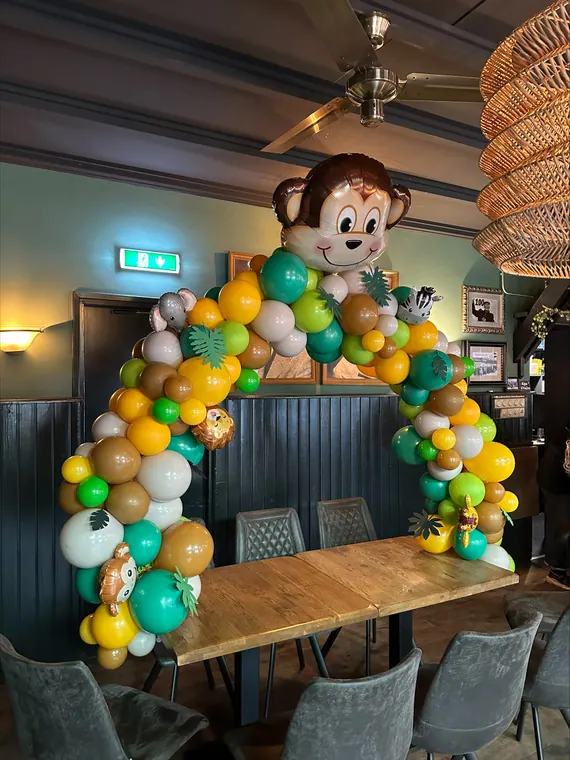 Organische ballonboog rond een presentatieplek