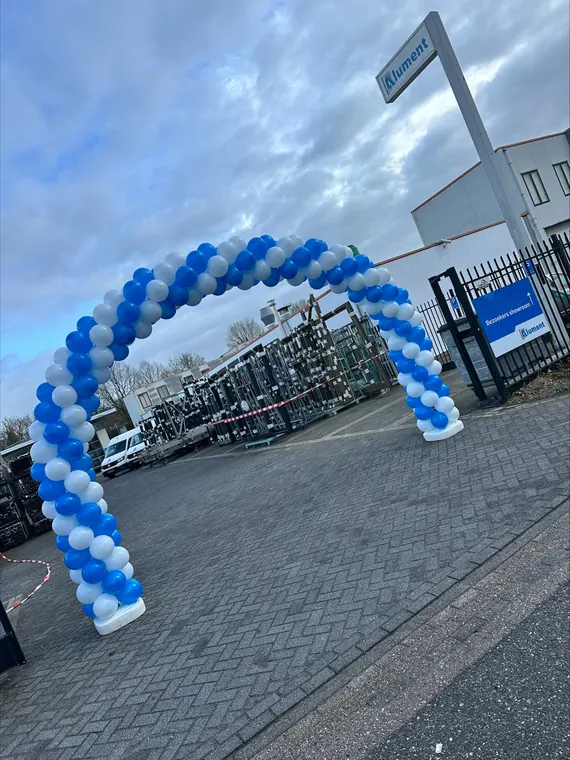 Blauw-witte ballonboog buiten