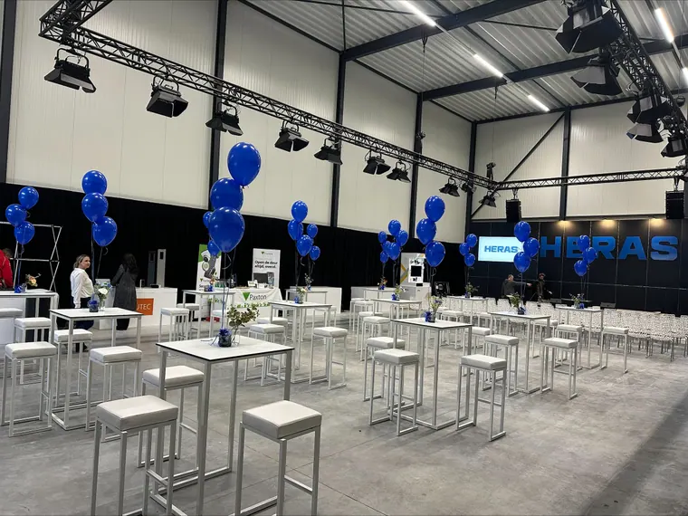 Ballonnen en verlichting in een evenementenruimte