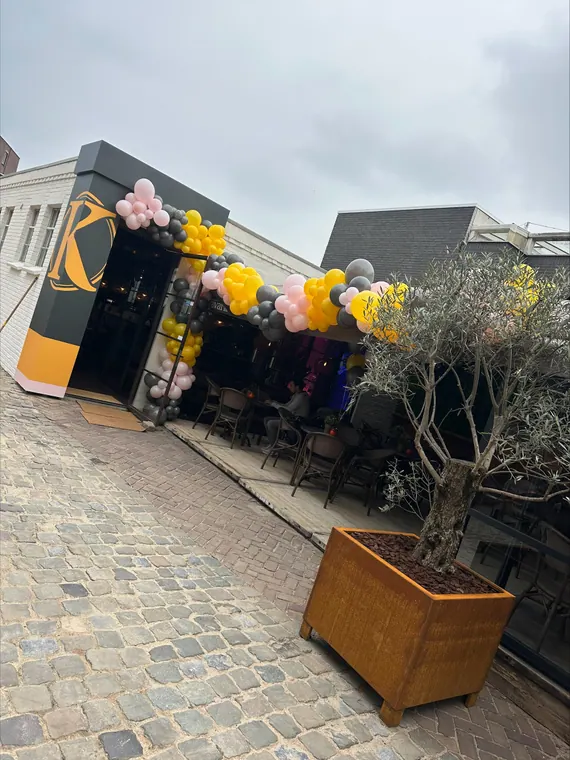 Geel-zwarte ballondecoratie bij een entree