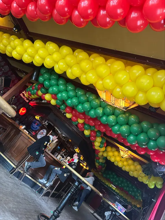 Veelzijdige kleurrijke ballondecoratie op een evenement