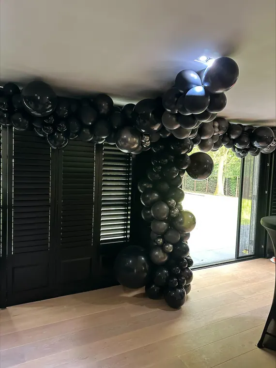 Donkere organische ballonpilaar binnen