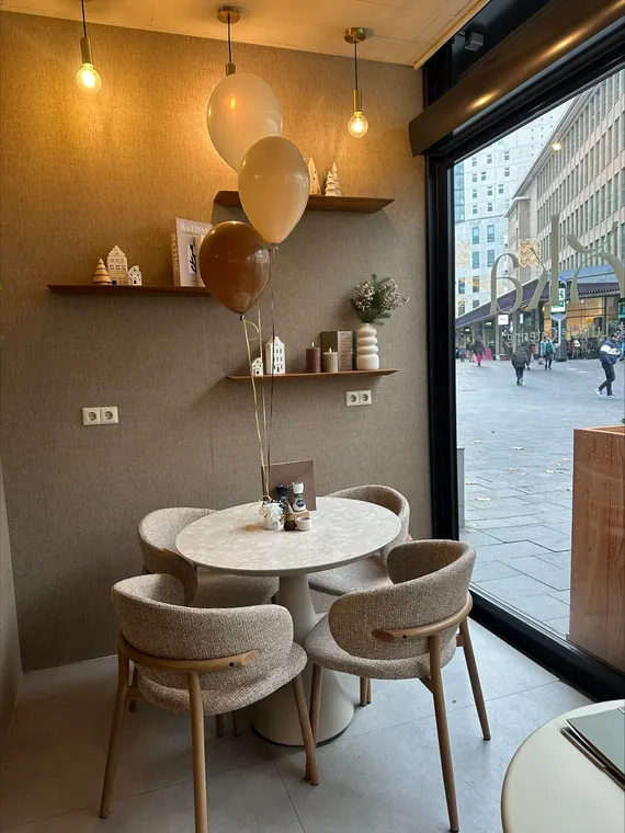 Goudkleurige heliumballonnen in een restaurant