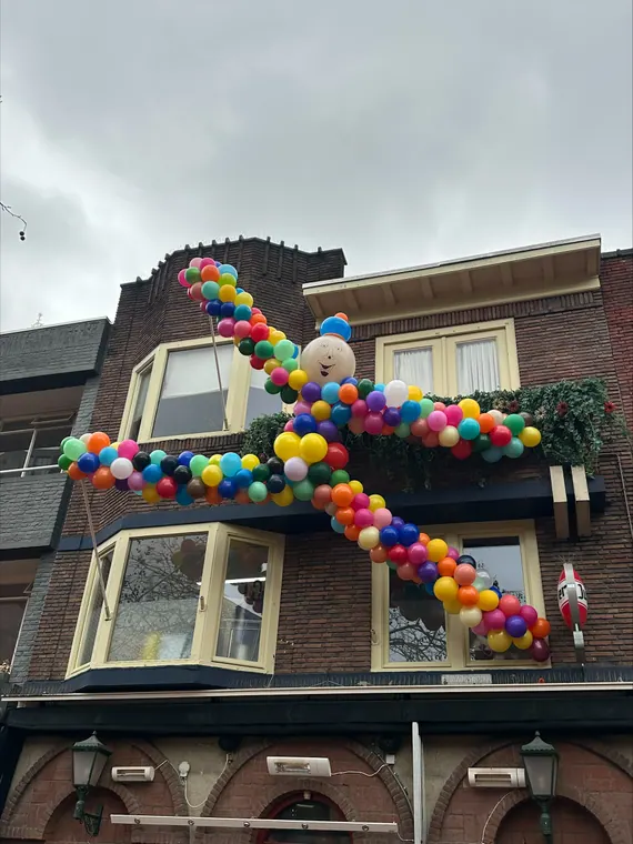 Ballondecoratie aan een gevel