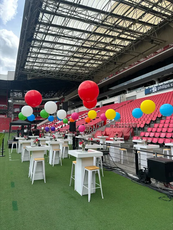 Kleurrijke ballondecoratie in een stadion