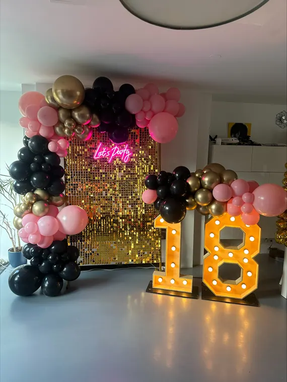 Roze en zwarte ballondecoratie voor een achttiende verjaardag