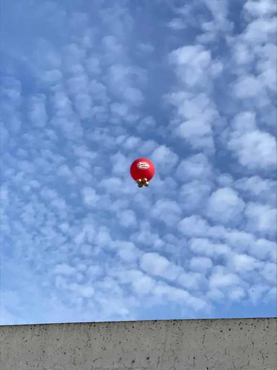 Rode heliumballon in de lucht