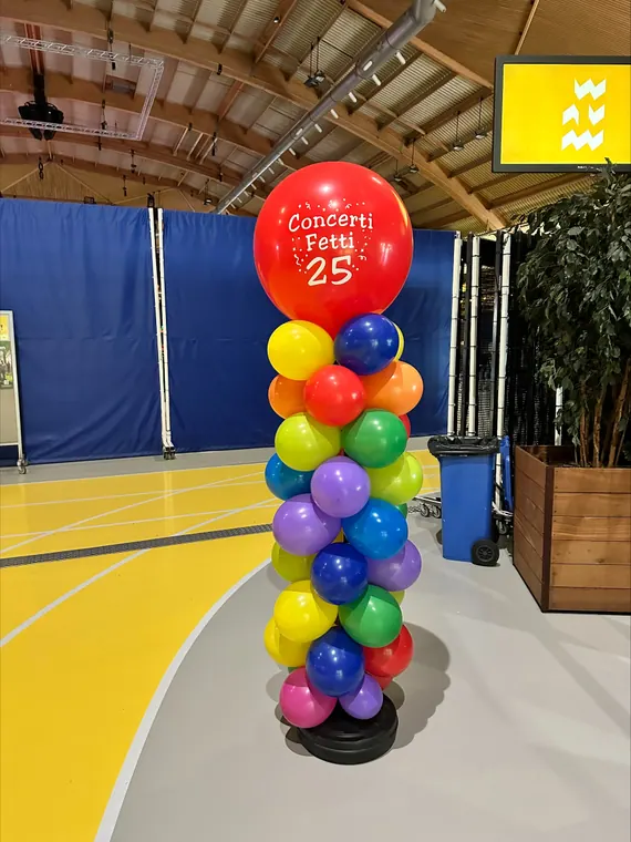 Kleurrijke ballonpilaar in een sporthal