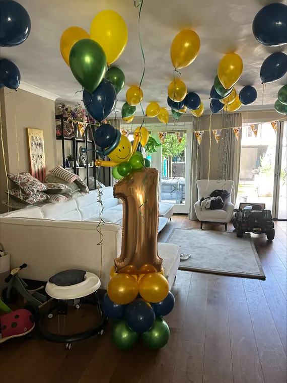 Heliumballonnen bij een feestelijke tafel