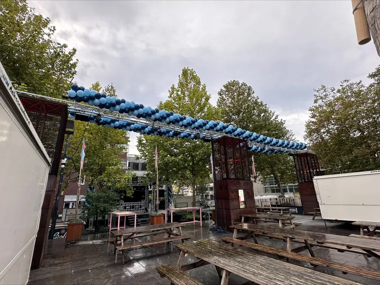 Blauw-witte ballonboog bij een terras
