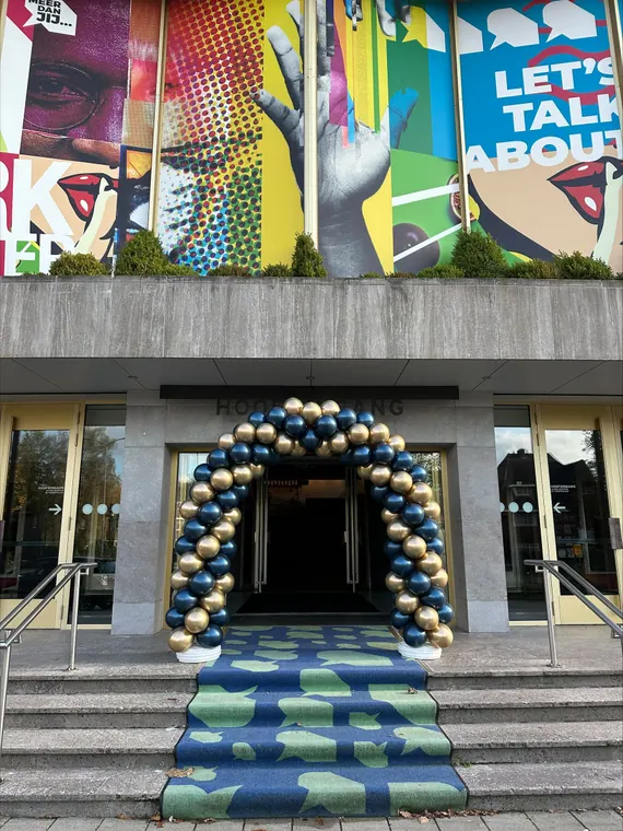 Donkere ballonboog bij een feestelijke entree