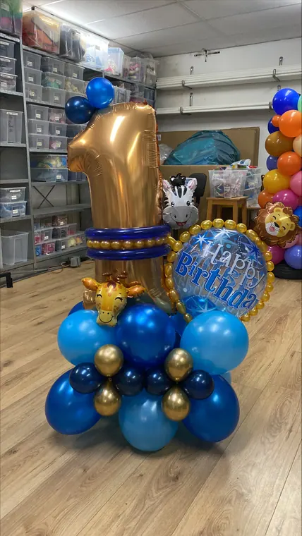 Balloncreatie met een gouden jubileumcijfer