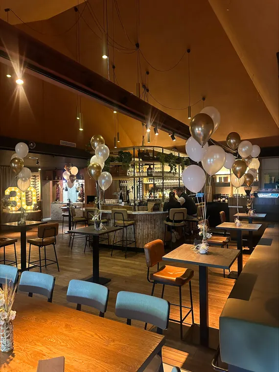 Heliumballonnen boven een restauranttafel