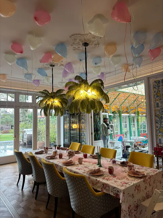 Heliumballonnen in een lichte feestzaal
