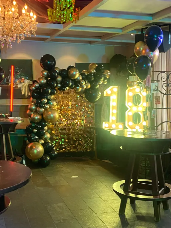 Donkere ballondecoratie met feestverlichting