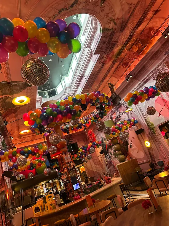 Kleurrijke ballondecoratie in een feestlocatie
