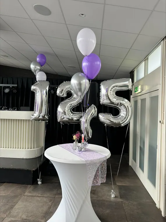 Wit-zilveren balloncreatie met feestcijfers