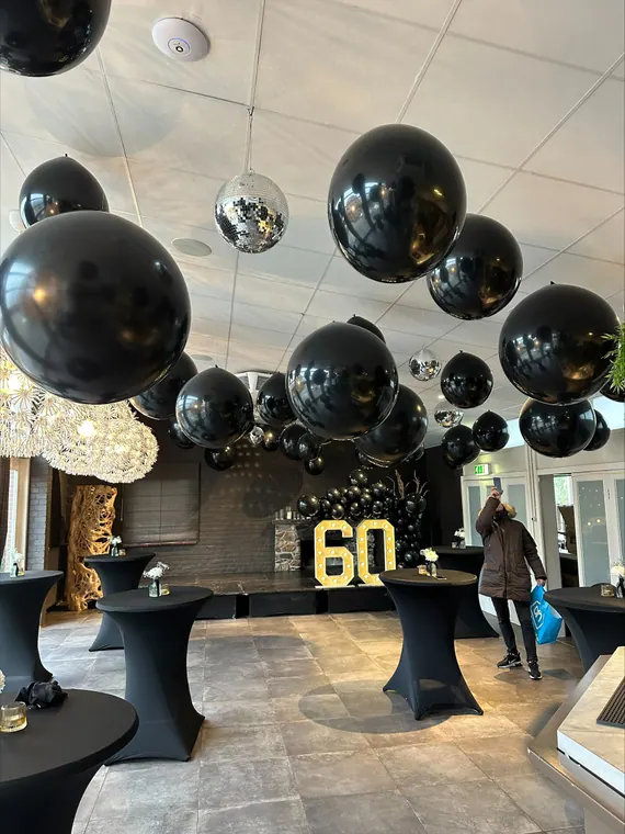Zwart-zilveren ballondecoratie bij een jubileum