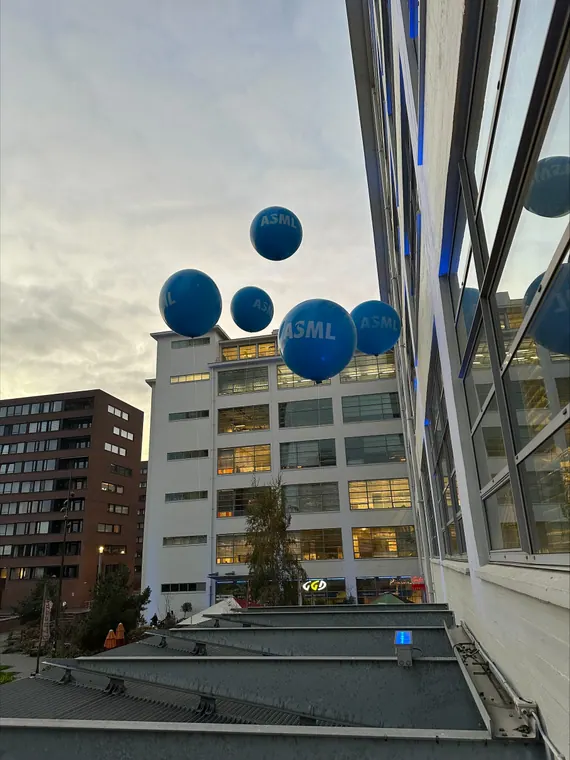 Blauwe heliumballonnen buiten