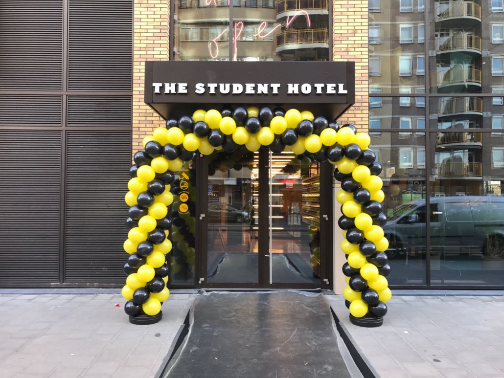 Ballonboog van Flowballoons bij The Student Hotel
